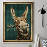 Une affiche humoristique représentant un âne avec une expression espiègle et l'inscription "Nice Butt" en lettrage doré sur un fond vert foncé.
