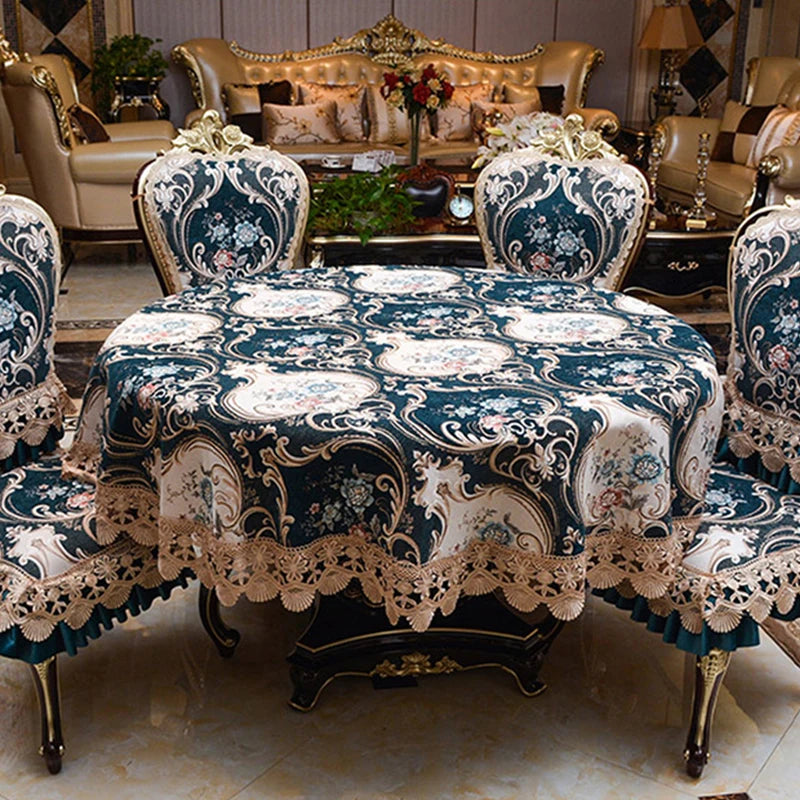 La table ornée de motifs floraux élégants et de dentelle délicate crée une ambiance sophistiquée et luxueuse dans cette salle à manger.