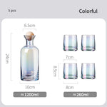 Ensemble de 5 pièces colorées comprenant une carafe en verre avec un bouchon en bois et 4 verres assortis.