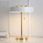 Lampe de chevet avec interrupteur à corde et finition métallique