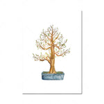 Un arbre miniature en pot, avec des branches marron et des feuilles vertes, posé sur une soucoupe bleue.