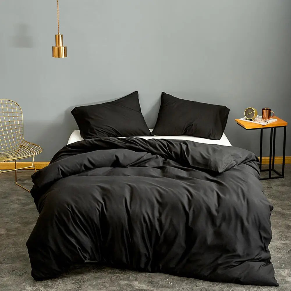 Housse de couette microfibre noire sur lit queen