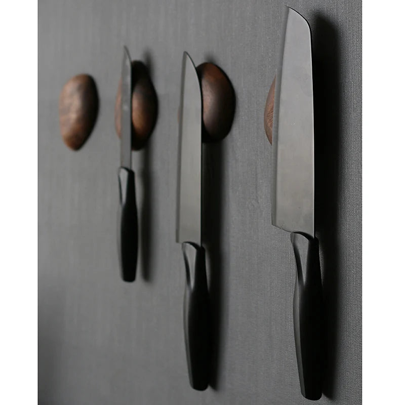 Porte-couteau magnétique en bois installé dans une cuisine moderne