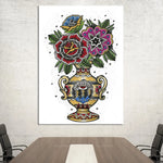 Le vase coloré et orné est rempli de magnifiques fleurs aux designs floraux stylisés avec des éléments graphiques et décoratifs.