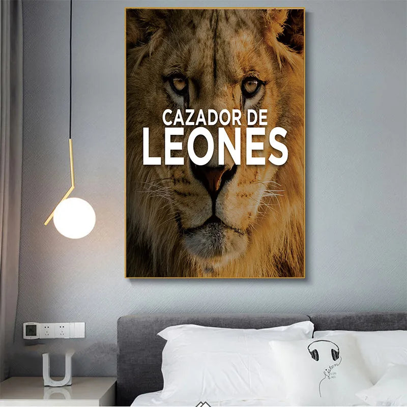 Une image d'un lion majestueux se dresse fièrement, avec le titre "Cazador de Leones" (Chasseur de lions) en espagnol.