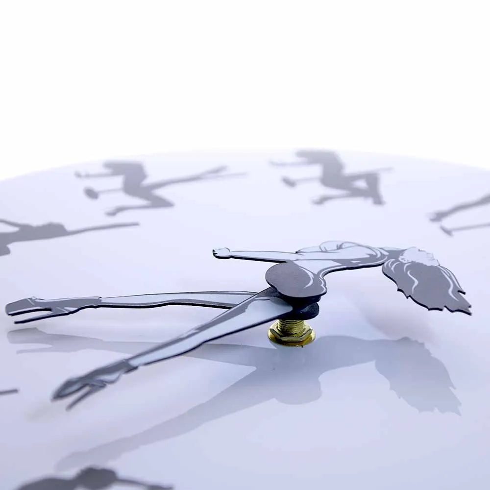 Horloge murale Pole Dancer dans un intérieur
