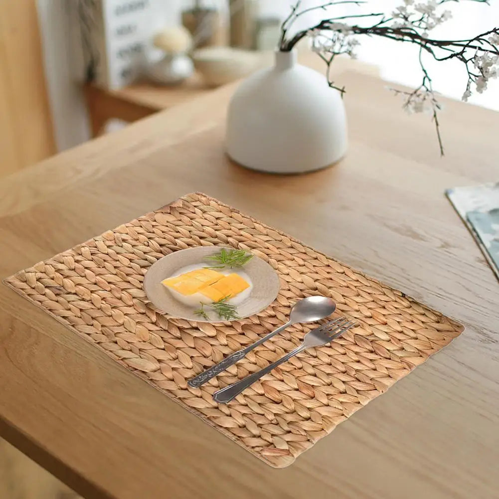 Set de table en bambou dans une décoration de salle à manger moderne