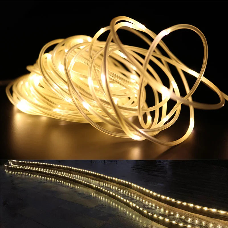 Guirlande LED multicolore pour décoration de Noël dans un jardin