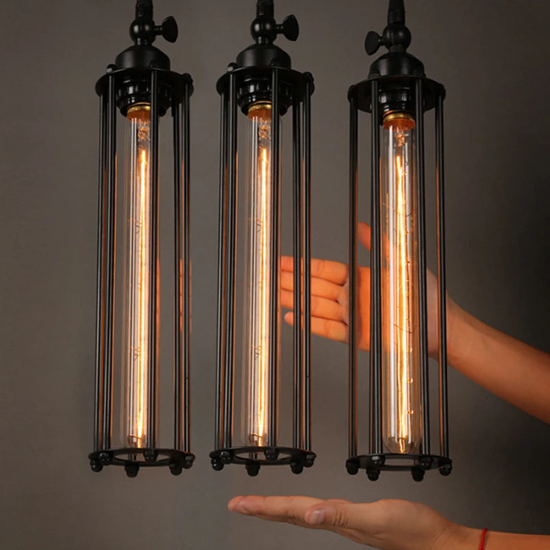 Lampe Edison allumée diffusant une lumière chaude dans un salon moderne