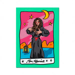 L'image montre une femme aux cheveux bouclés vêtue de noir, debout devant un paysage coloré avec une lune et des étoiles. La scène évoque un personnage mystique ou spirituel appelé "The Hermit".