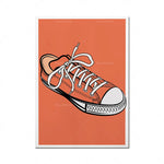 Une chaussure de sport orange vif avec des lacets blancs, sur un fond orange vif.
