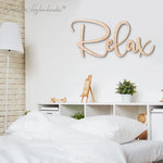 Décoration murale en bois personnalisée Relax accrochée dans un salon moderne