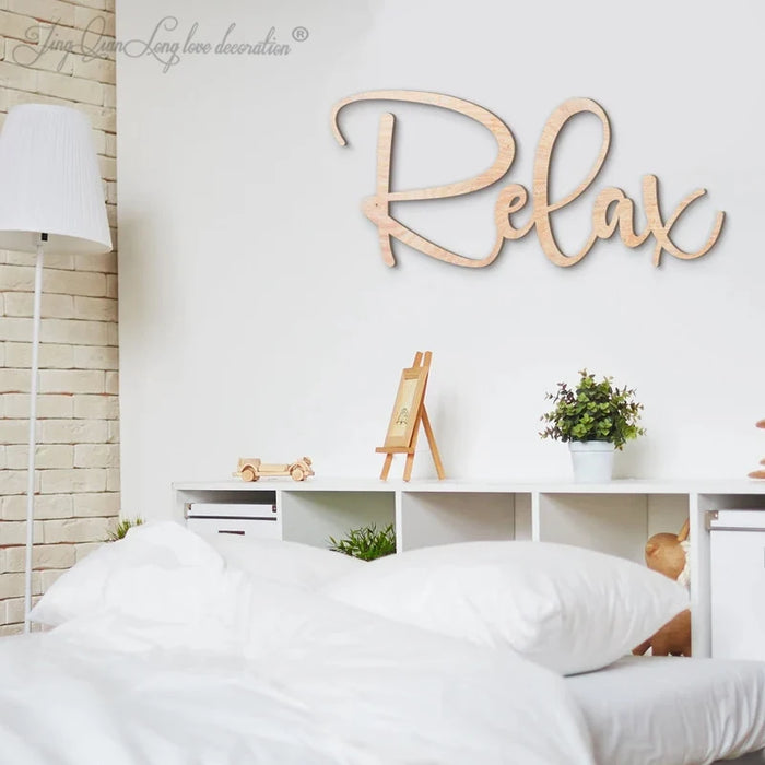 Décoration murale en bois personnalisée Relax accrochée dans un salon moderne