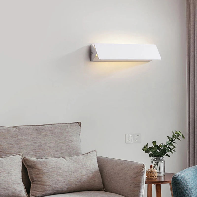 Applique murale LED installée près d'un miroir de vanité