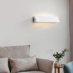Applique murale LED installée près d'un miroir de vanité