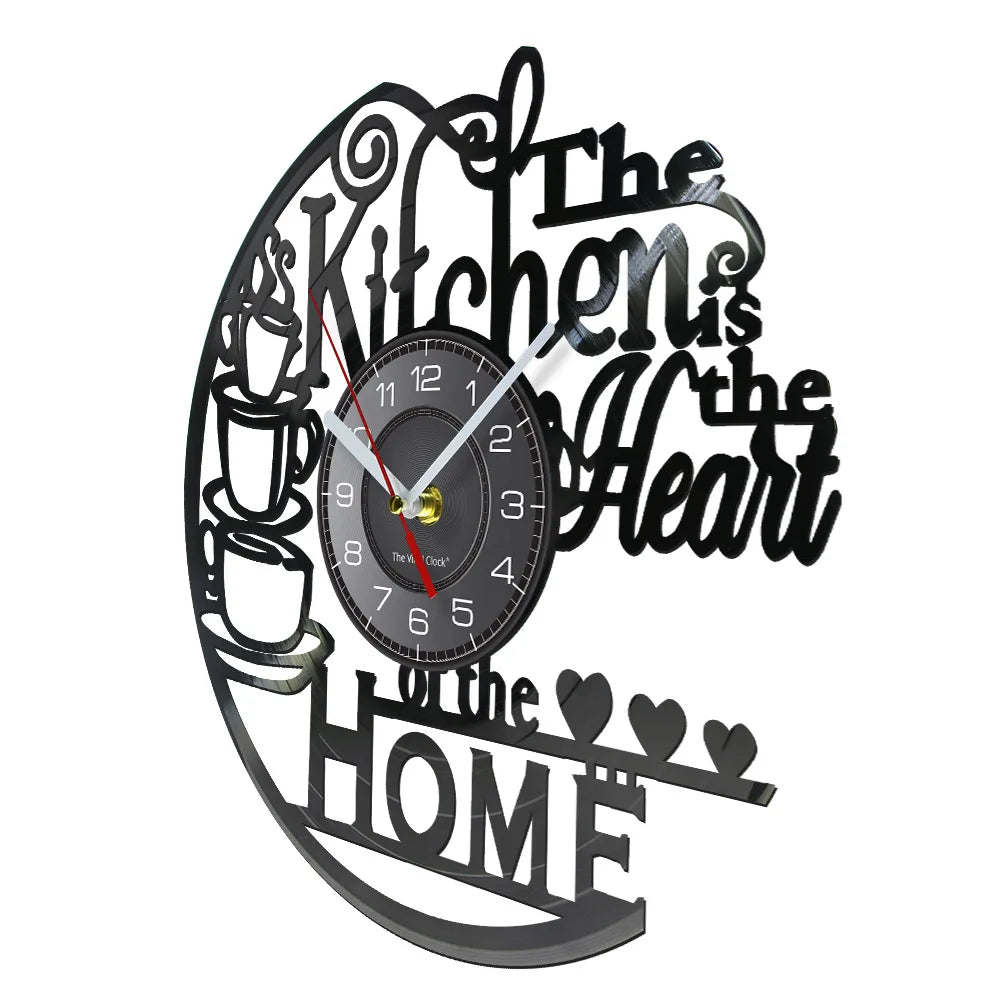 Horloge murale noire géométrique dans une salle à manger élégante