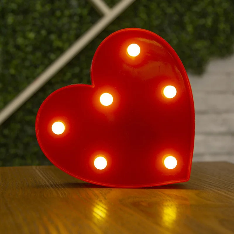 Lettre lumineuse LED violette comme décoration d'étagère