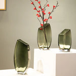Vase en verre transparent carré à bouche oblique géométrique sur table