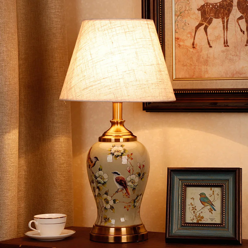 Détail de la lampe de chevet en céramique avec abat-jour blanc