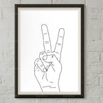 Cette image représente un dessin minimaliste en noir et blanc d'une main formant le signe de la paix.