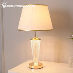 Lampe de chevet en verre design sur table de nuit moderne