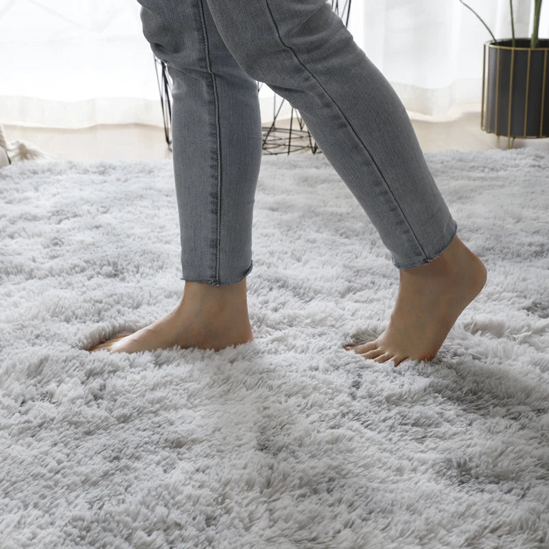 Tapis gris placé sous un canapé contemporain