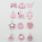 Détail des pendentifs mignons sur le sapin en verre