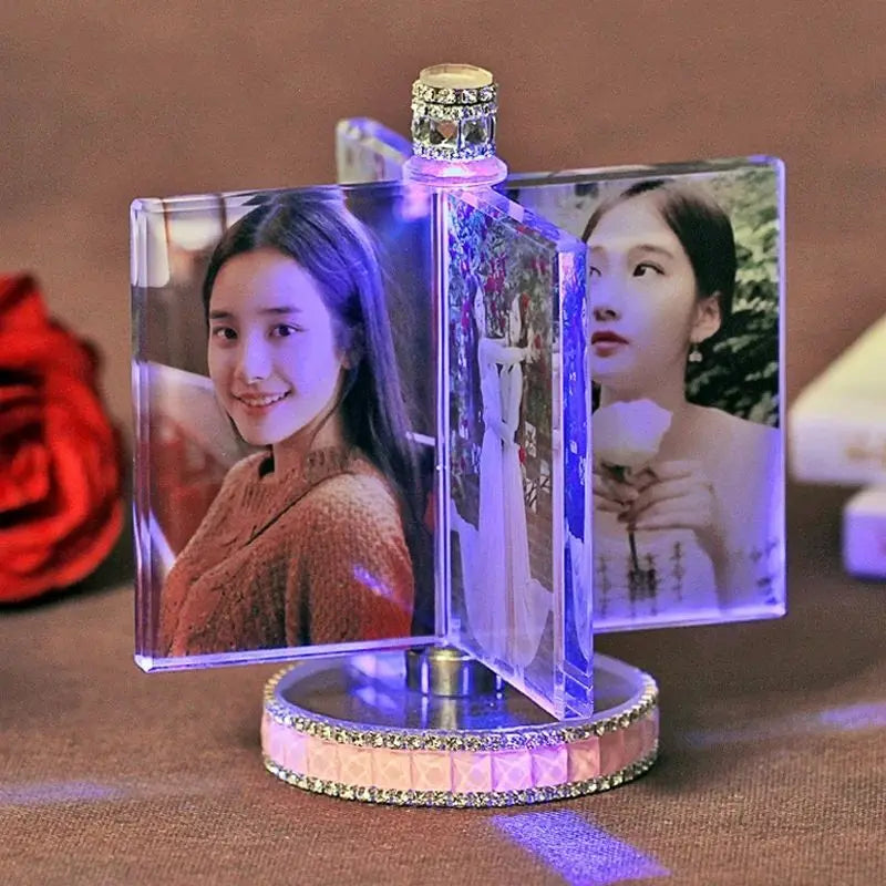 Cadre photo personnalisé avec lumière LED rouge sur mur blanc