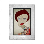 Le portrait stylisé représente une femme aux cheveux rouges et aux lèvres rouges, avec un motif floral coloré sur la partie inférieure du visage.