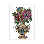 Cette illustration colorée et détaillée représente un vase richement orné décoré de fleurs et de motifs mystiques.