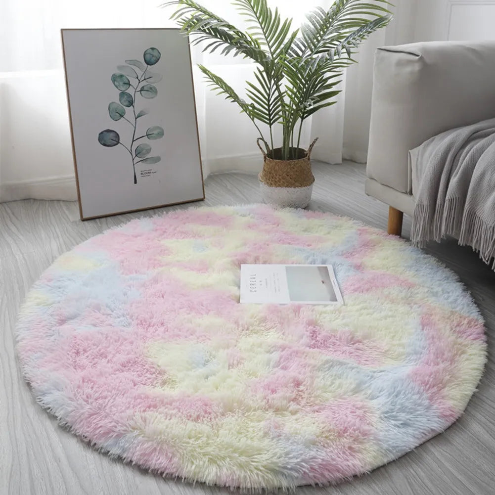 Tapis rond shaggy beige posé au pied d'un lit