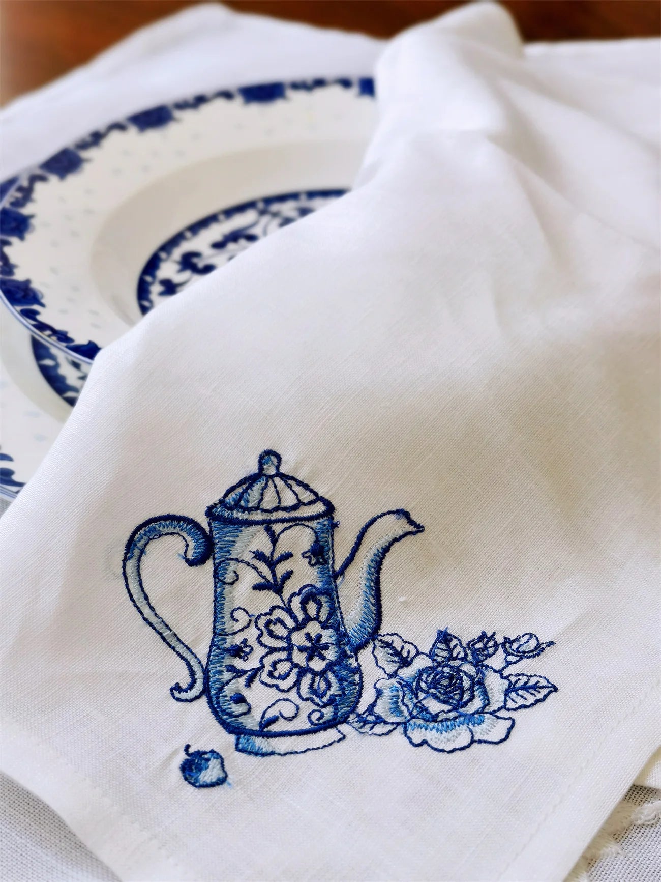Serviette de cuisine lin bleu marine brodée