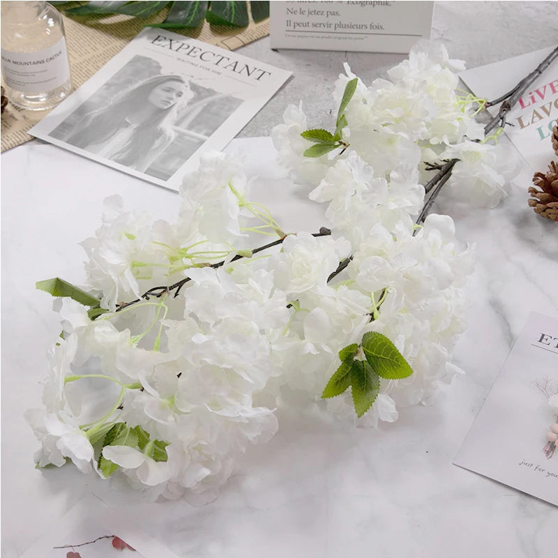 Fleurs en soie cerisier dans un vase