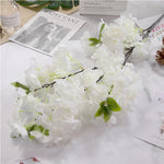 Fleurs en soie cerisier dans un vase
