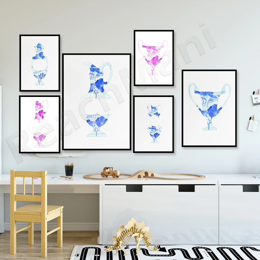 Cette galerie murale présente une collection d'affiches minimalistes aux motifs floraux bleus et roses, créant une décoration élégante et raffinée dans cette chambre d'enfant.
