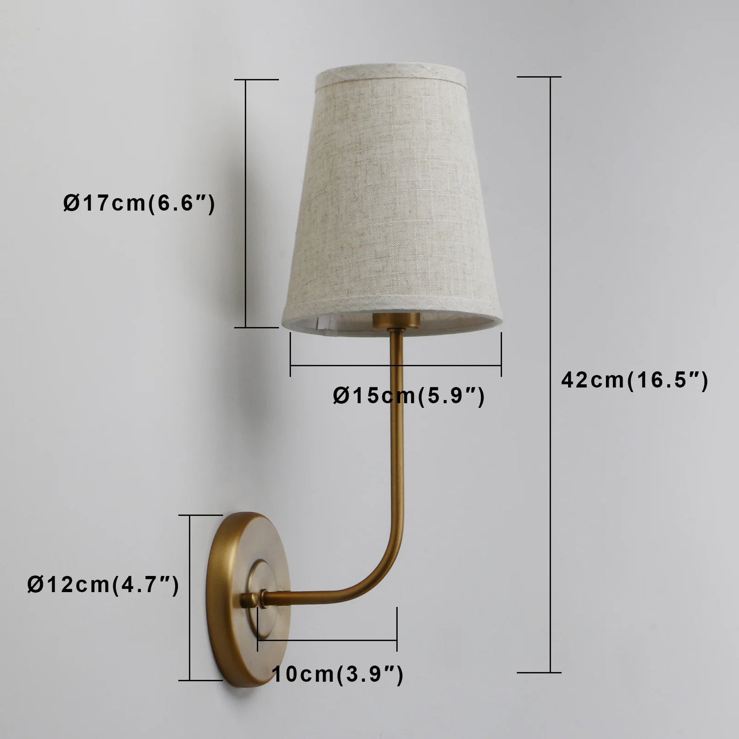 Détail de l'abat-jour en tissu de lin et du bras articulé à 90 degrés