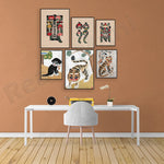 La disposition artistique de illustrations colorées de tigres, chiens et autres motifs ethniques sur le mur crée une ambiance chaleureuse et stimulante dans cette salle de travail moderne.