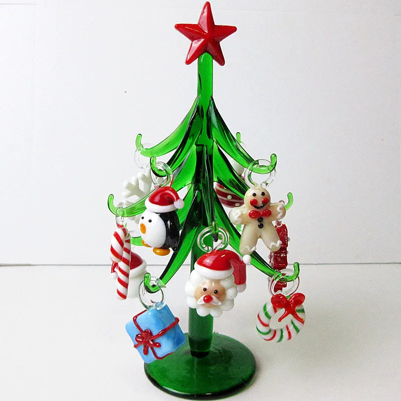 Pendentifs en forme de papillon et flamant rose sur le sapin