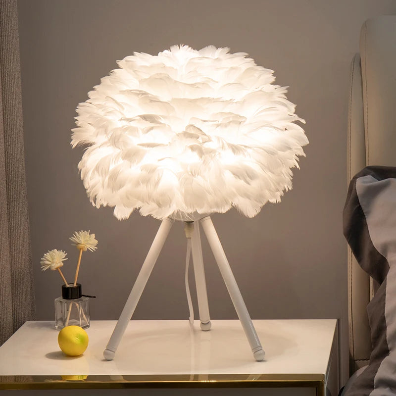 Lampe de chevet en plumes grises LED sur un bureau de travail