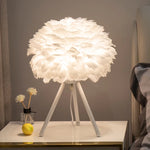 Lampe de chevet en plumes grises LED sur un bureau de travail