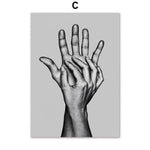 Des mains humaines expressives en noir et blanc, une image représentative et symbolique.