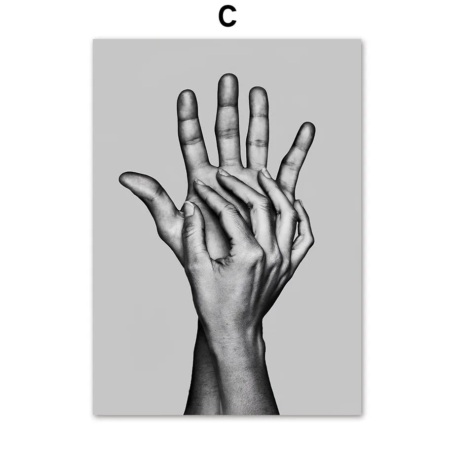 Des mains humaines expressives en noir et blanc, une image représentative et symbolique.