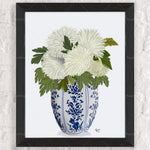 Bouquet de fleurs blanches luxuriantes dans un vase de porcelaine bleue et blanche orné de motifs floraux.