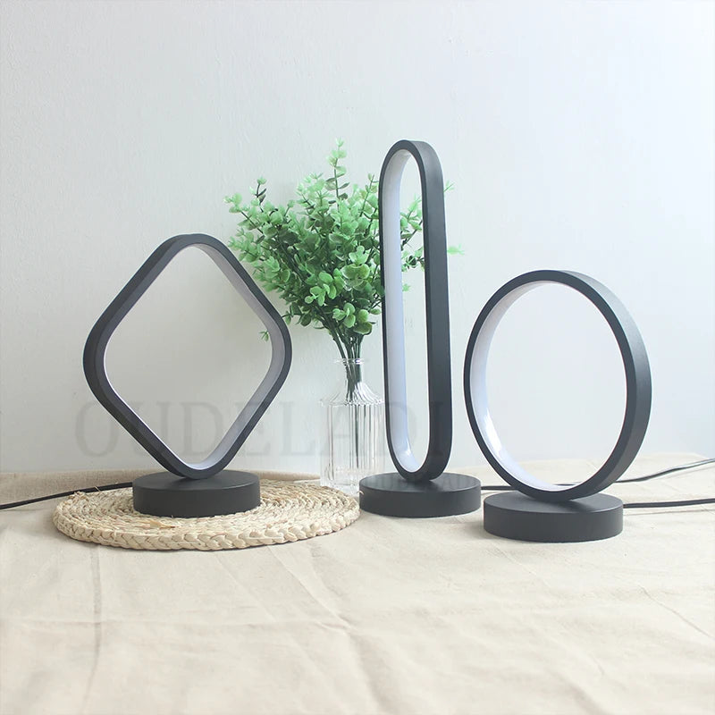 Lampe de chevet noire dans une chambre à coucher décorée