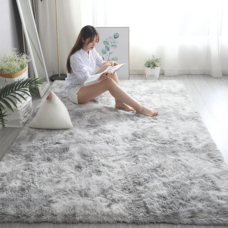 Détail de la texture en peluche du tapis gris