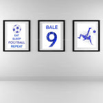 Un ensemble d'images décorant un mur, avec des motifs de football et de texte bleu, représentant un style de vie centré sur le football.