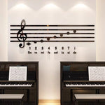 Sticker mural acrylique notes de piano noir sur mur blanc