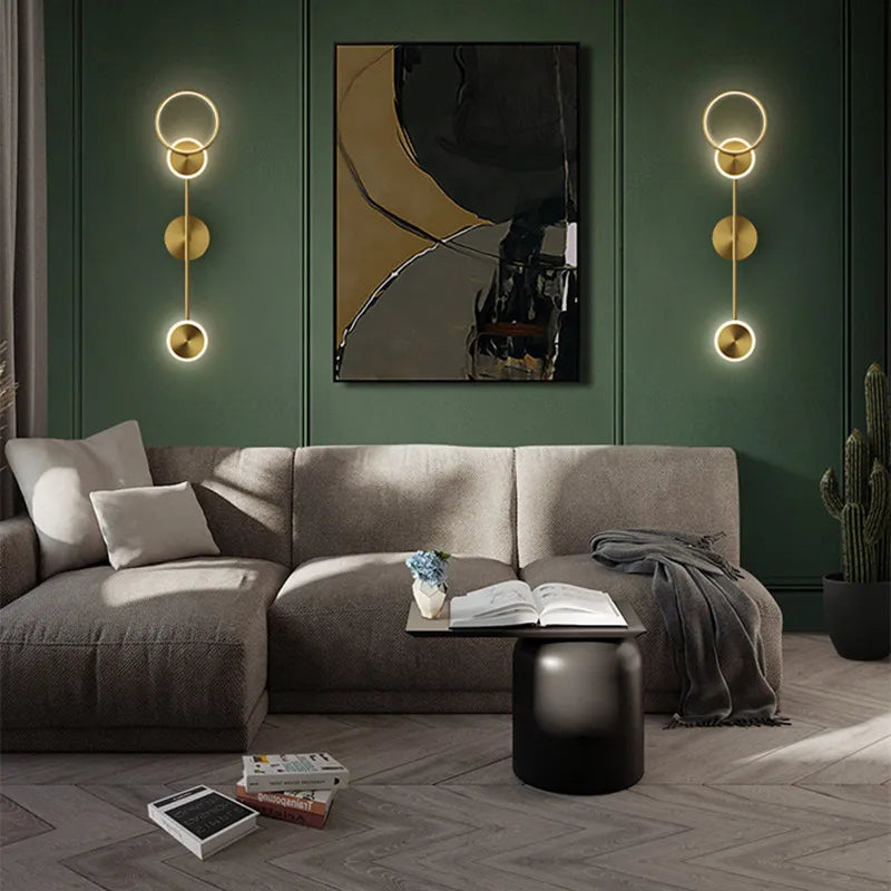 Vue de côté de l'applique murale scandinave avec éclairage allumé