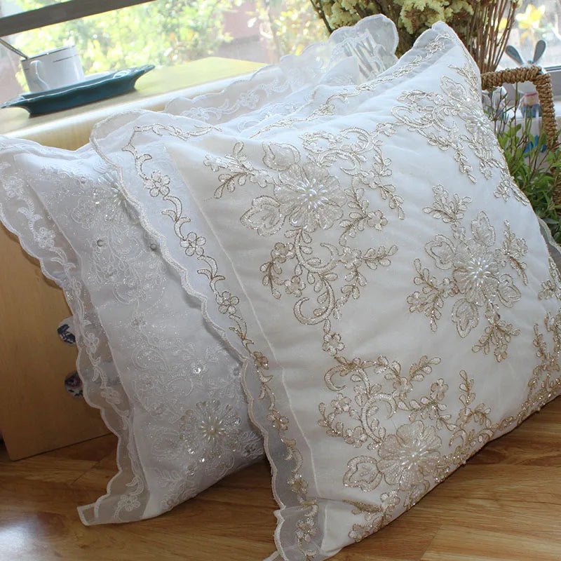 Coussin décoratif dentelle bleu ciel sur canapé