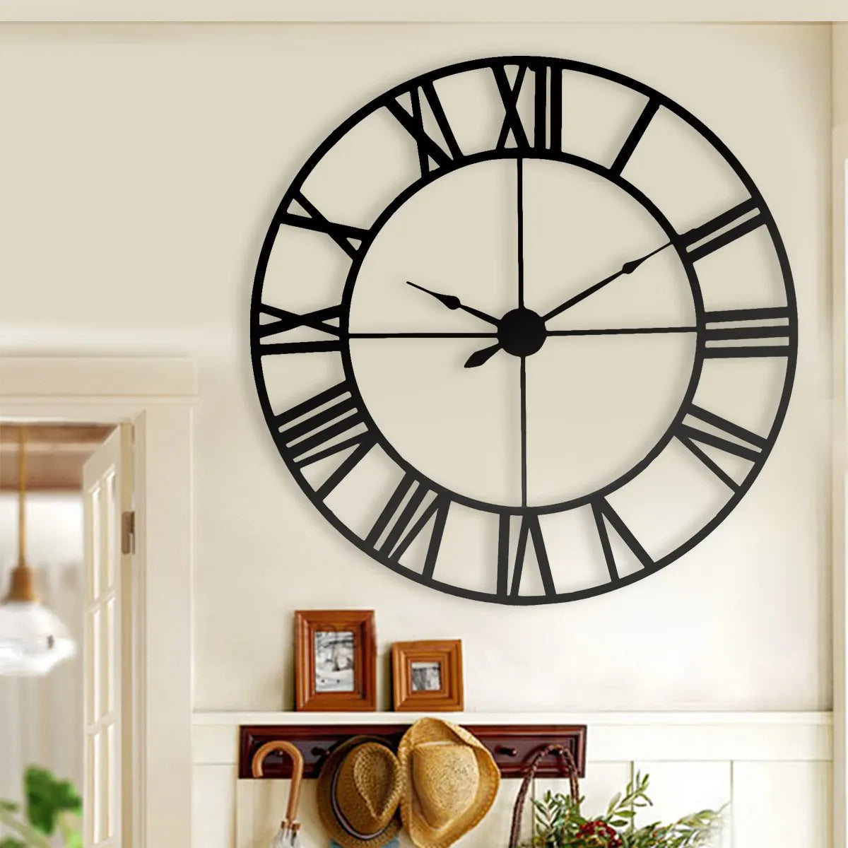Horloge murale grand format 80 cm fer noir chiffres romains vue d'ensemble
